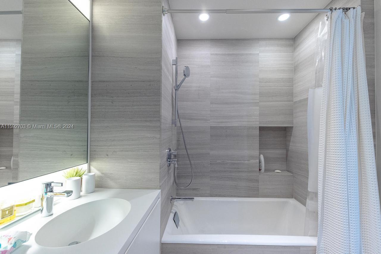 300 Collins Ave # 2A