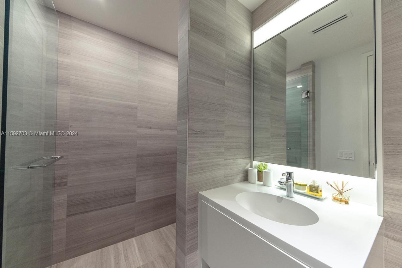 300 Collins Ave # 2A