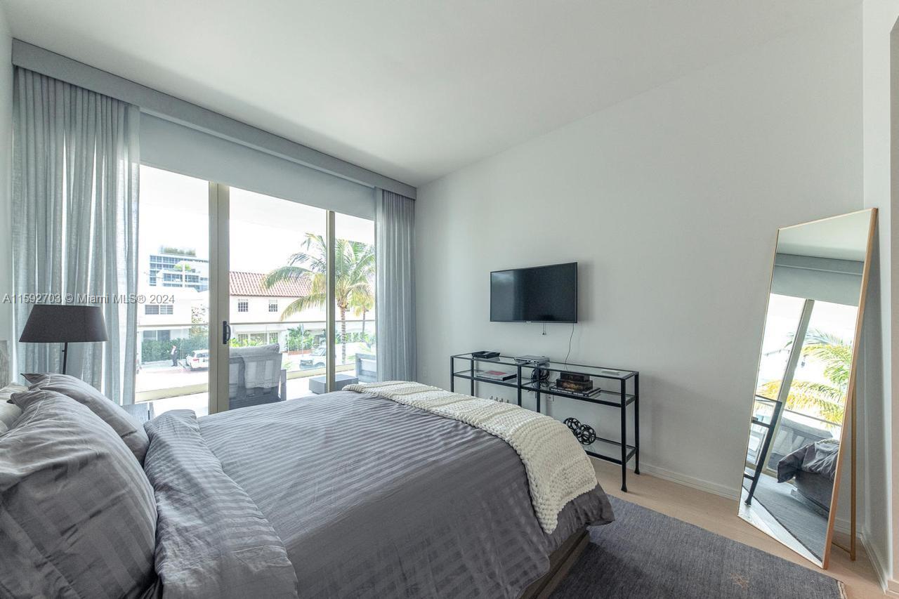 300 Collins Ave # 2A