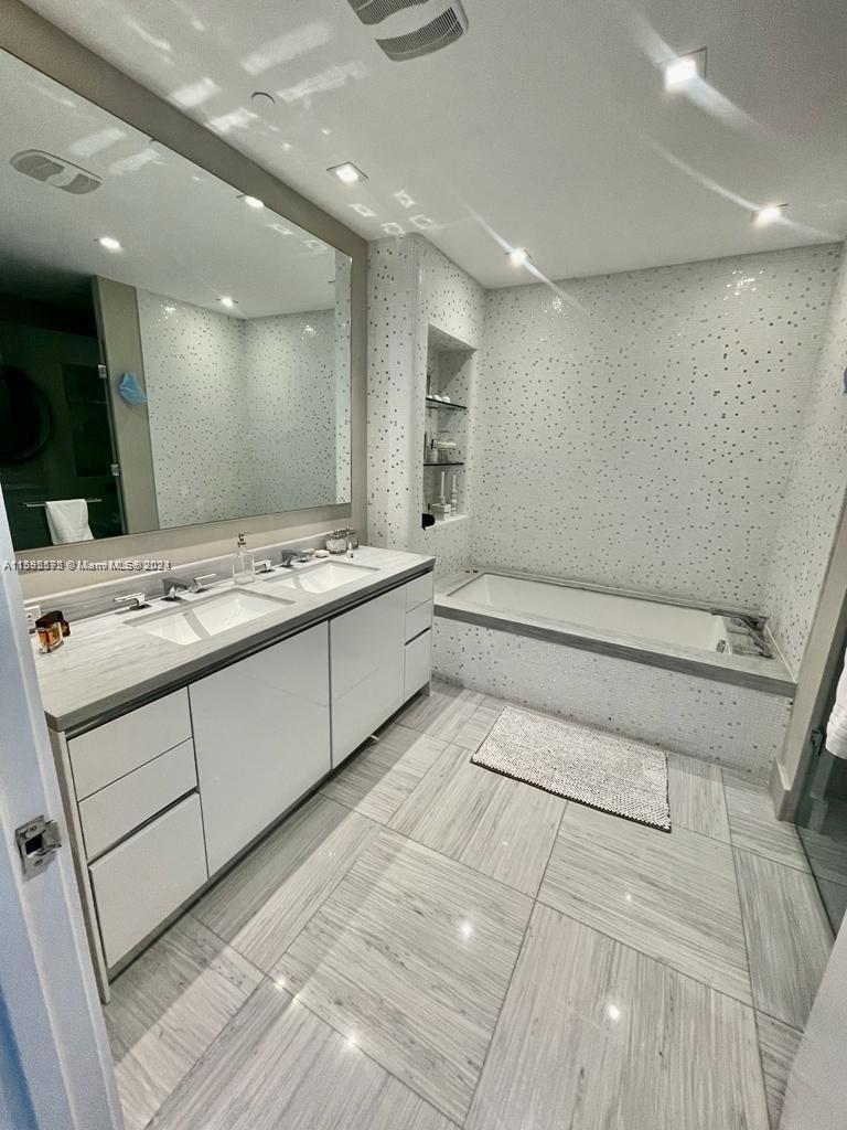 16901 Collins Ave # 502