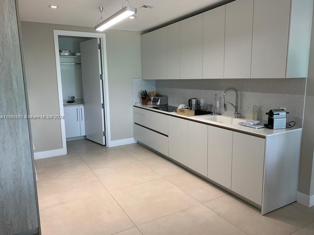 16901 Collins Ave # 502