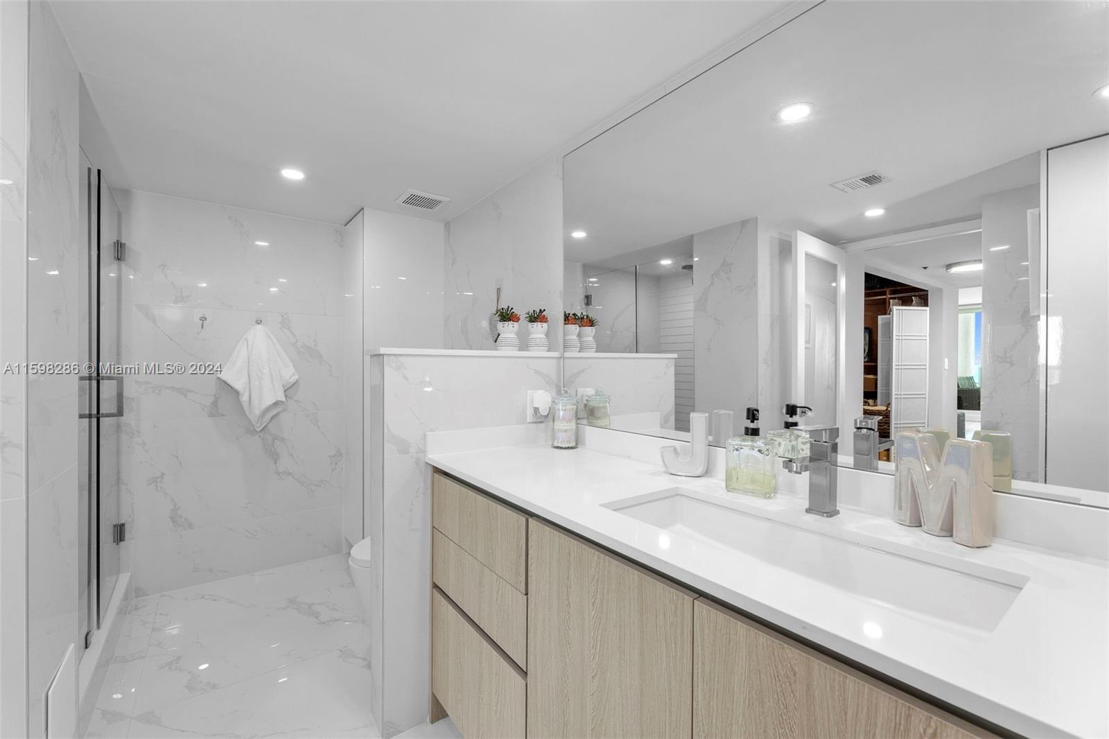 1717 N Bayshore Dr # 3137 Unit: A-3137