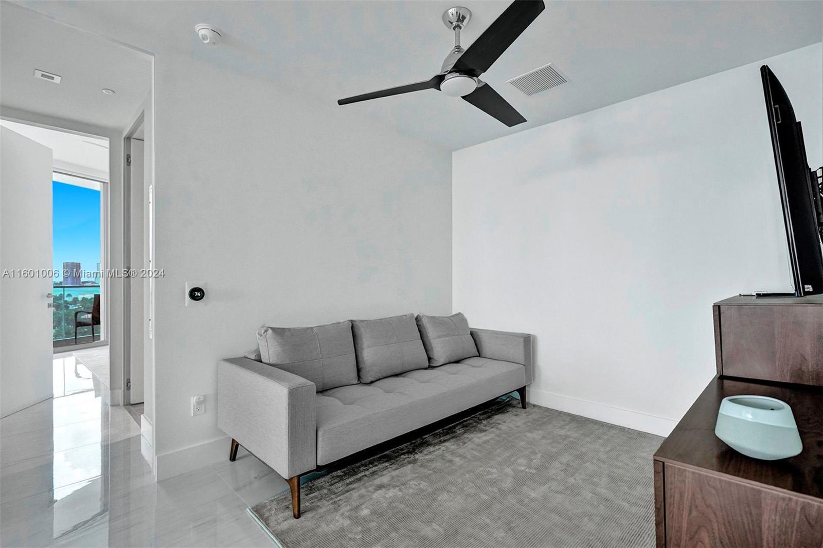 18975 Collins Ave # 604