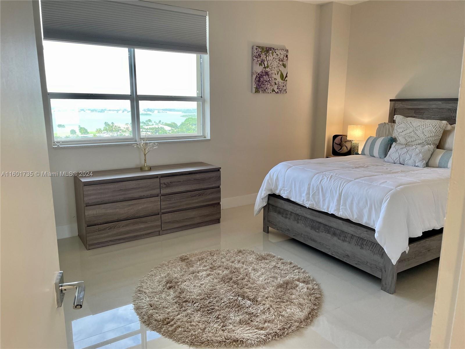 10185 Collins Ave(+DEN) Unit: PH06