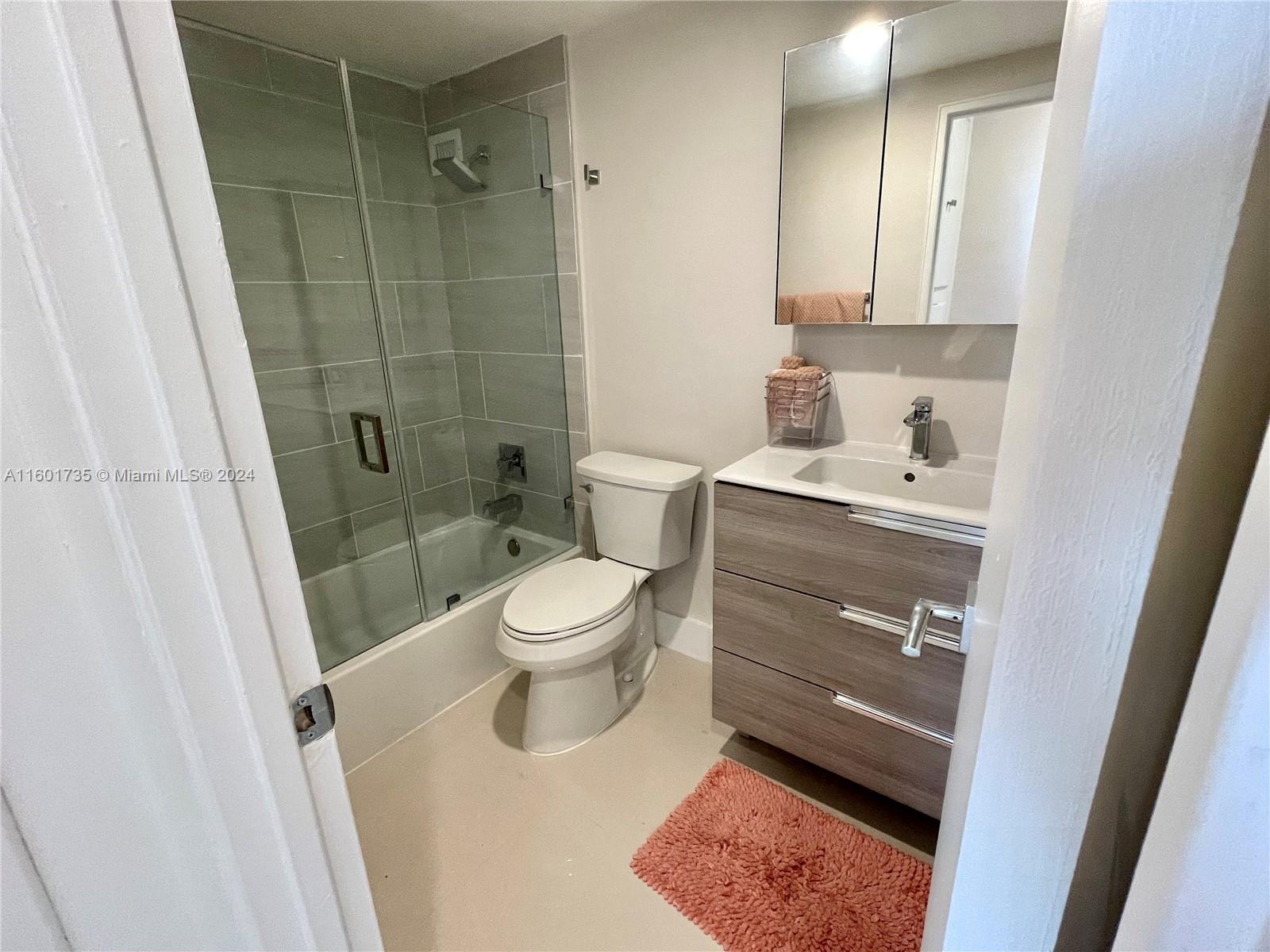 10185 Collins Ave(+DEN) Unit: PH06
