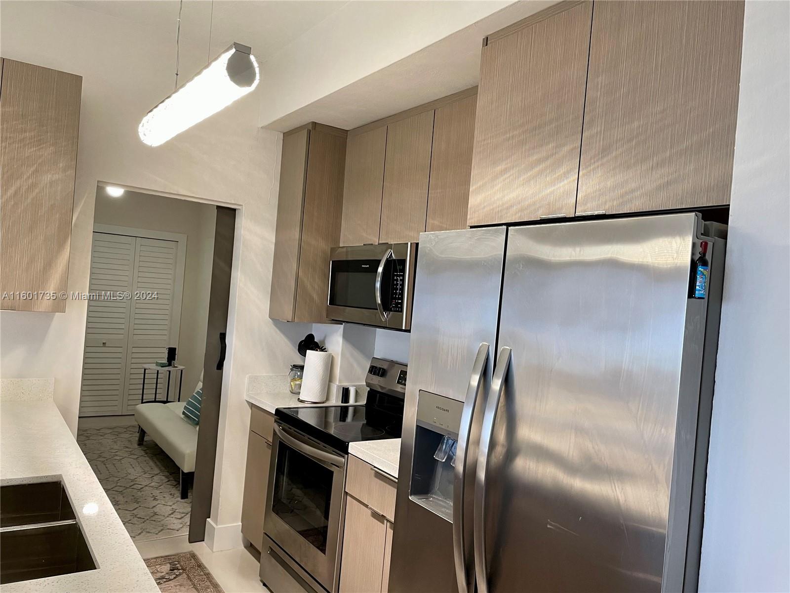10185 Collins Ave(+DEN) Unit: PH06