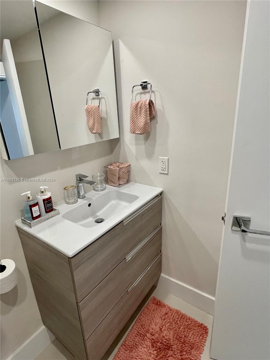 10185 Collins Ave(+DEN) Unit: PH06
