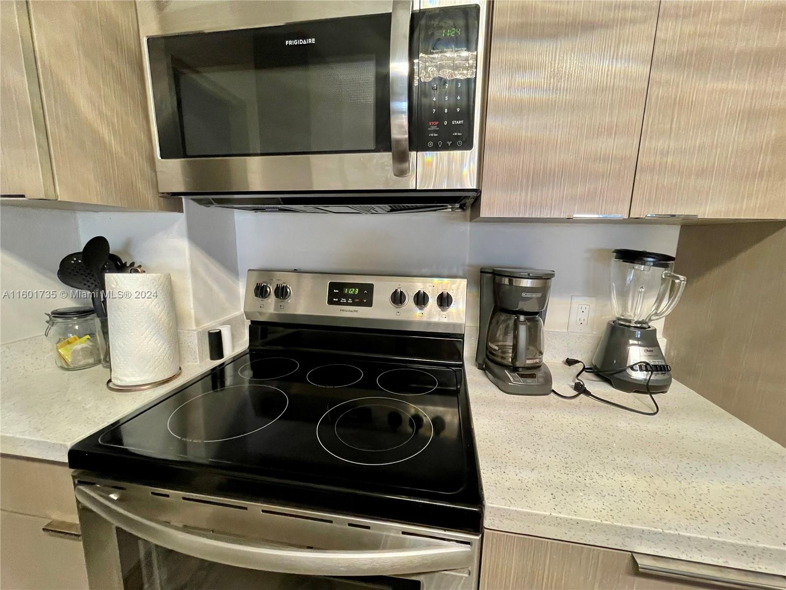 10185 Collins Ave(+DEN) Unit: PH06