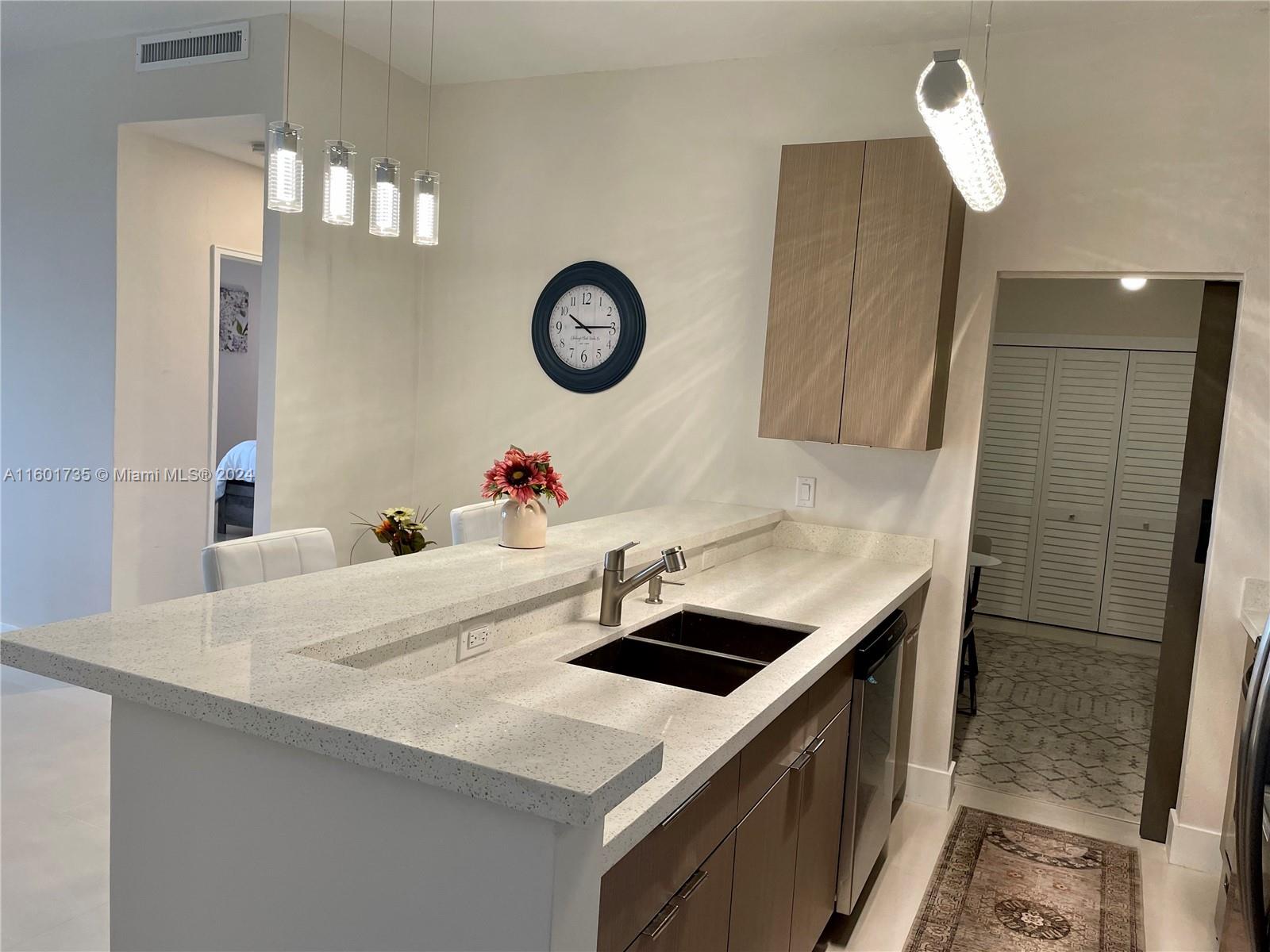 10185 Collins Ave(+DEN) Unit: PH06