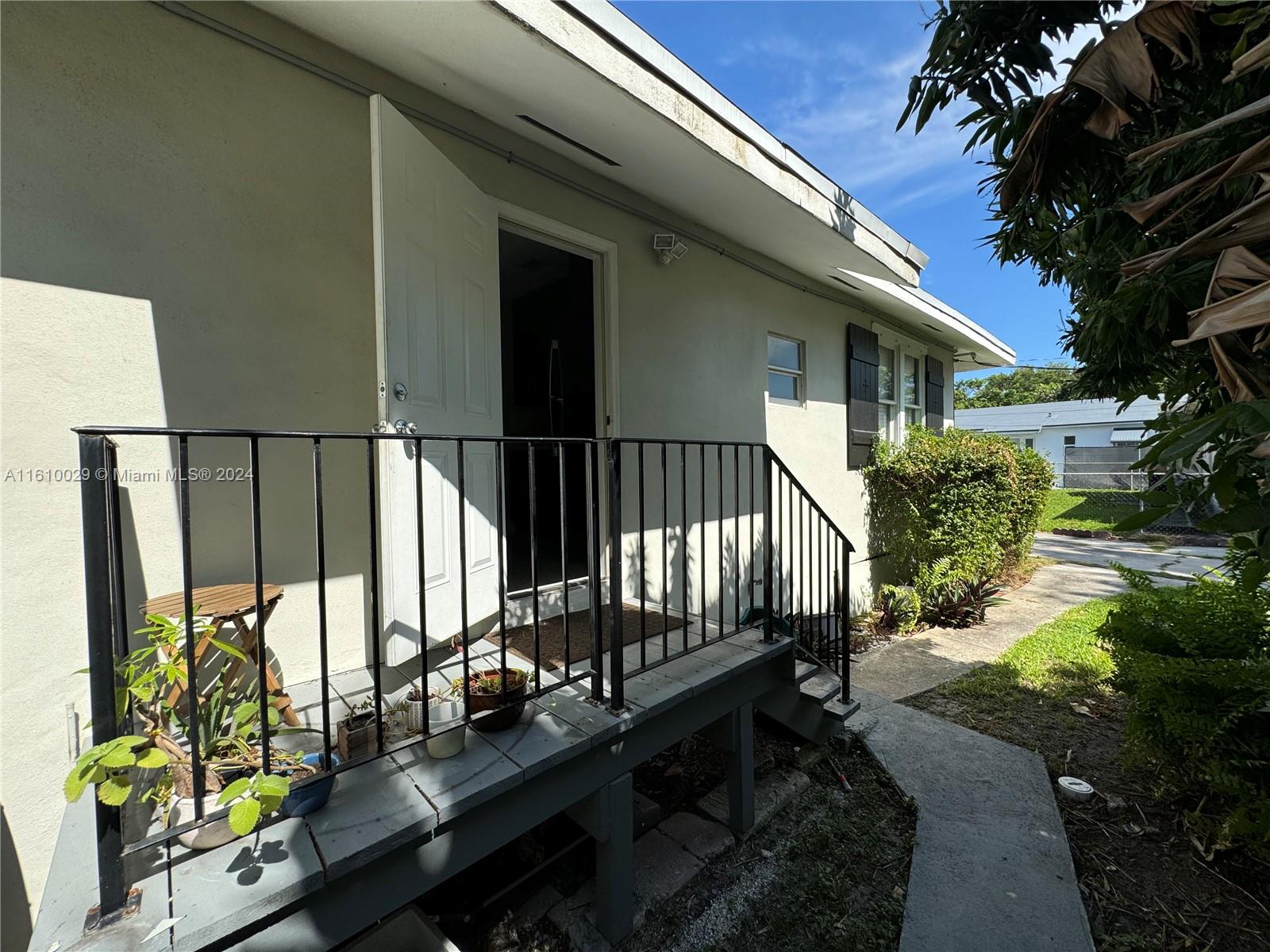 934 SW 8th Ct