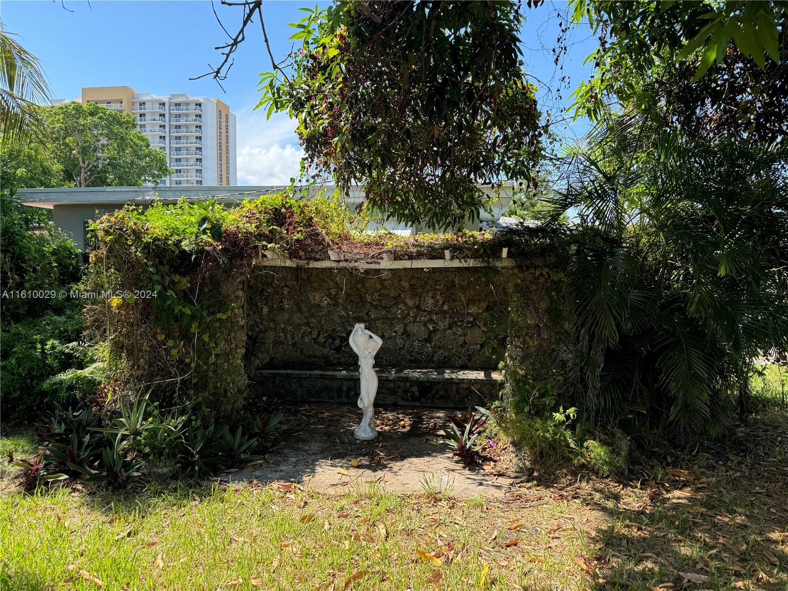 934 SW 8th Ct