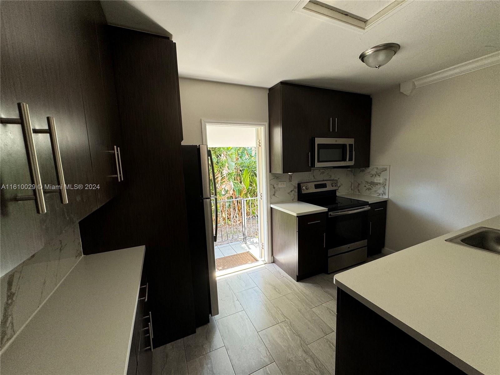934 SW 8th Ct