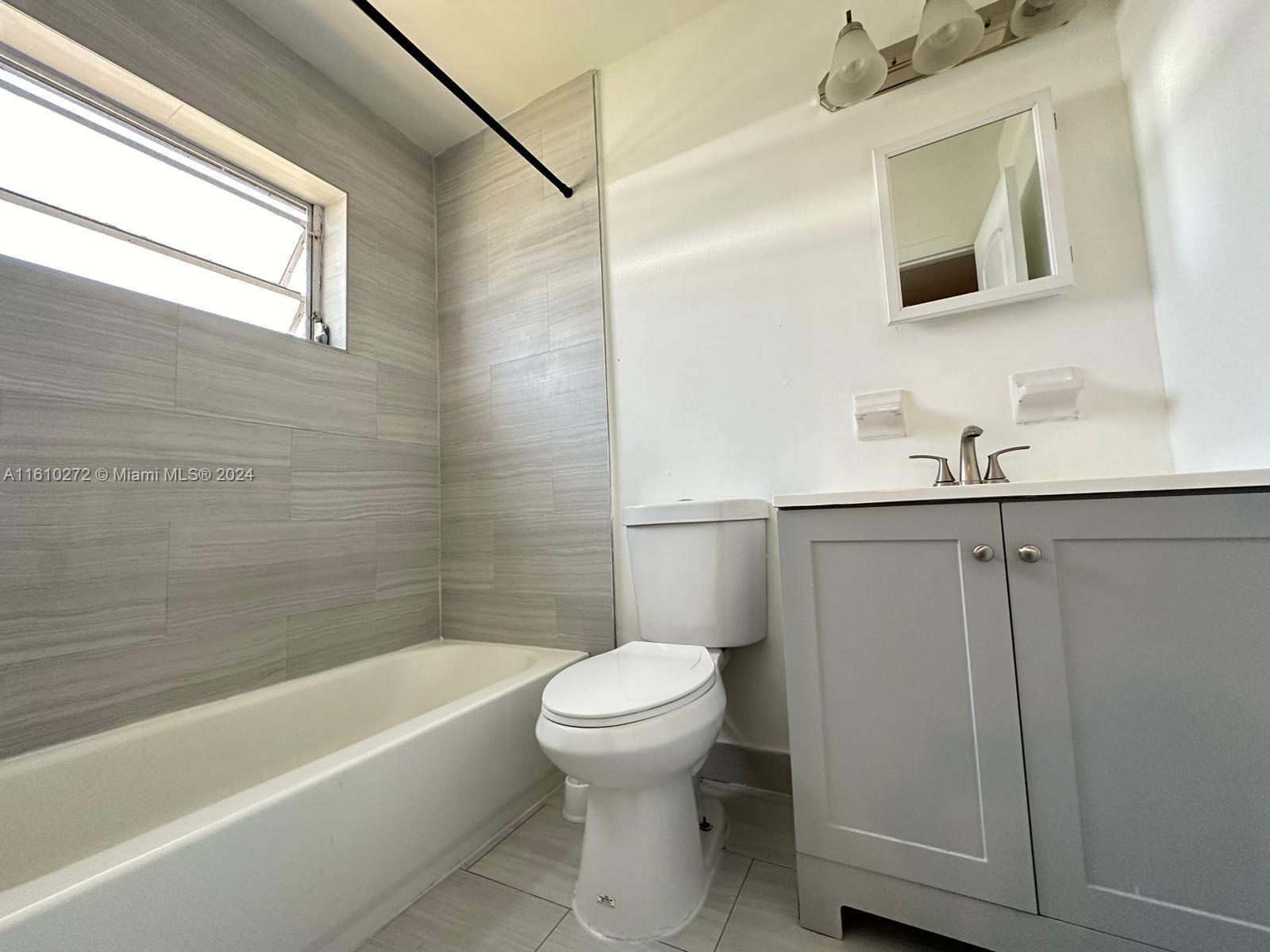 1942 Thomas St # 3 Unit: 1-3