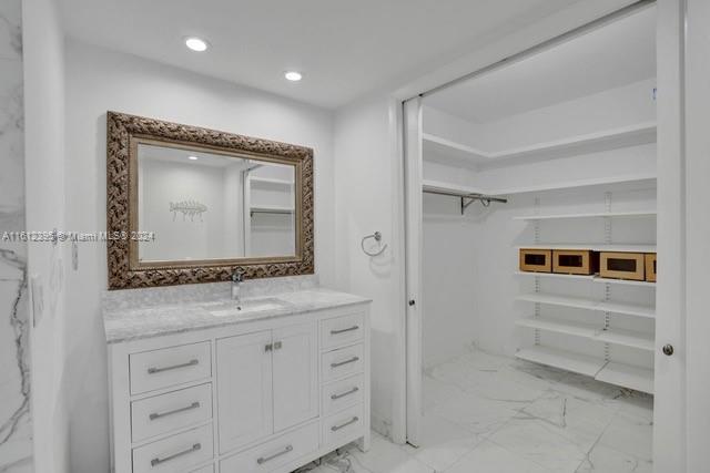 600 Grapetree Dr Unit: 9DN