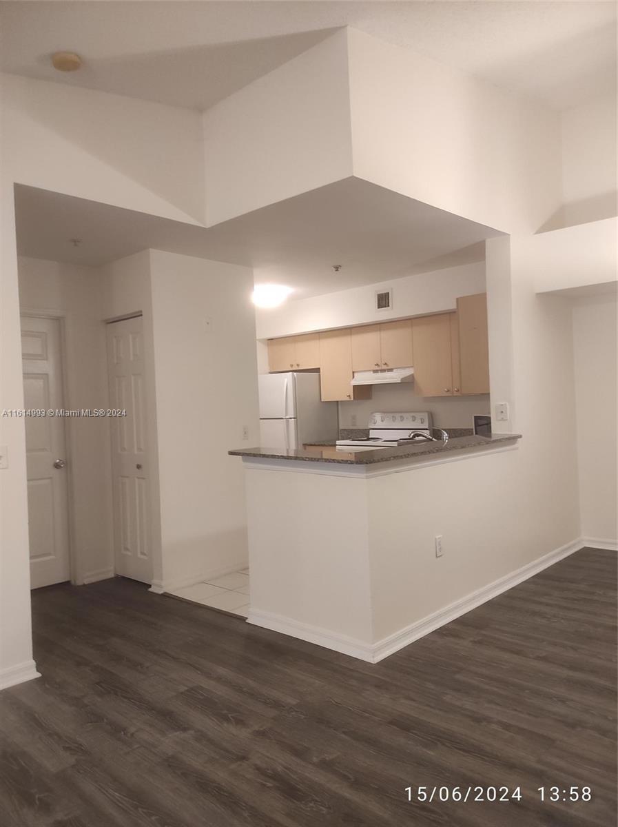 2433 Centergate Dr # 305