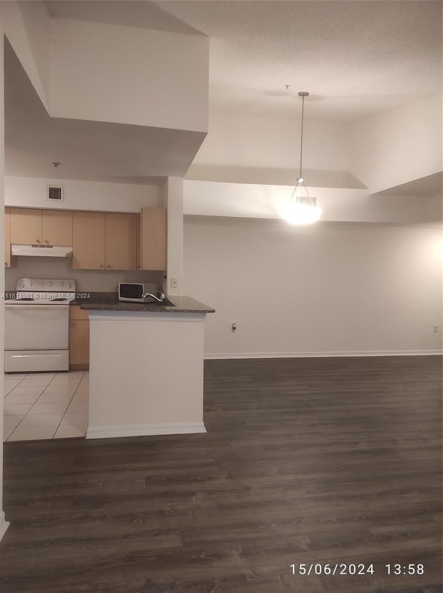 2433 Centergate Dr # 305