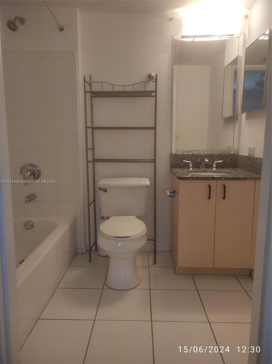 2433 Centergate Dr # 305