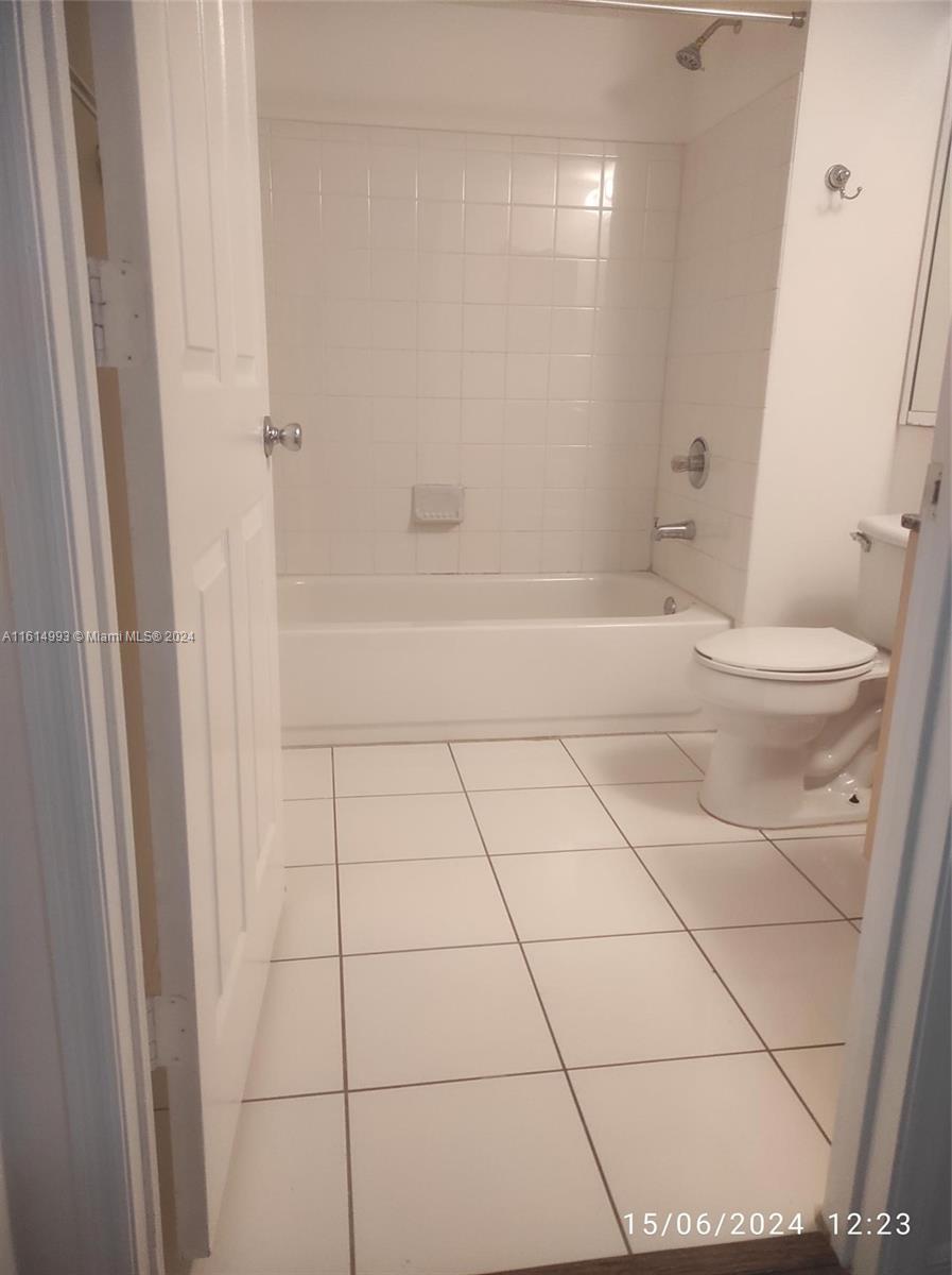 2433 Centergate Dr # 305