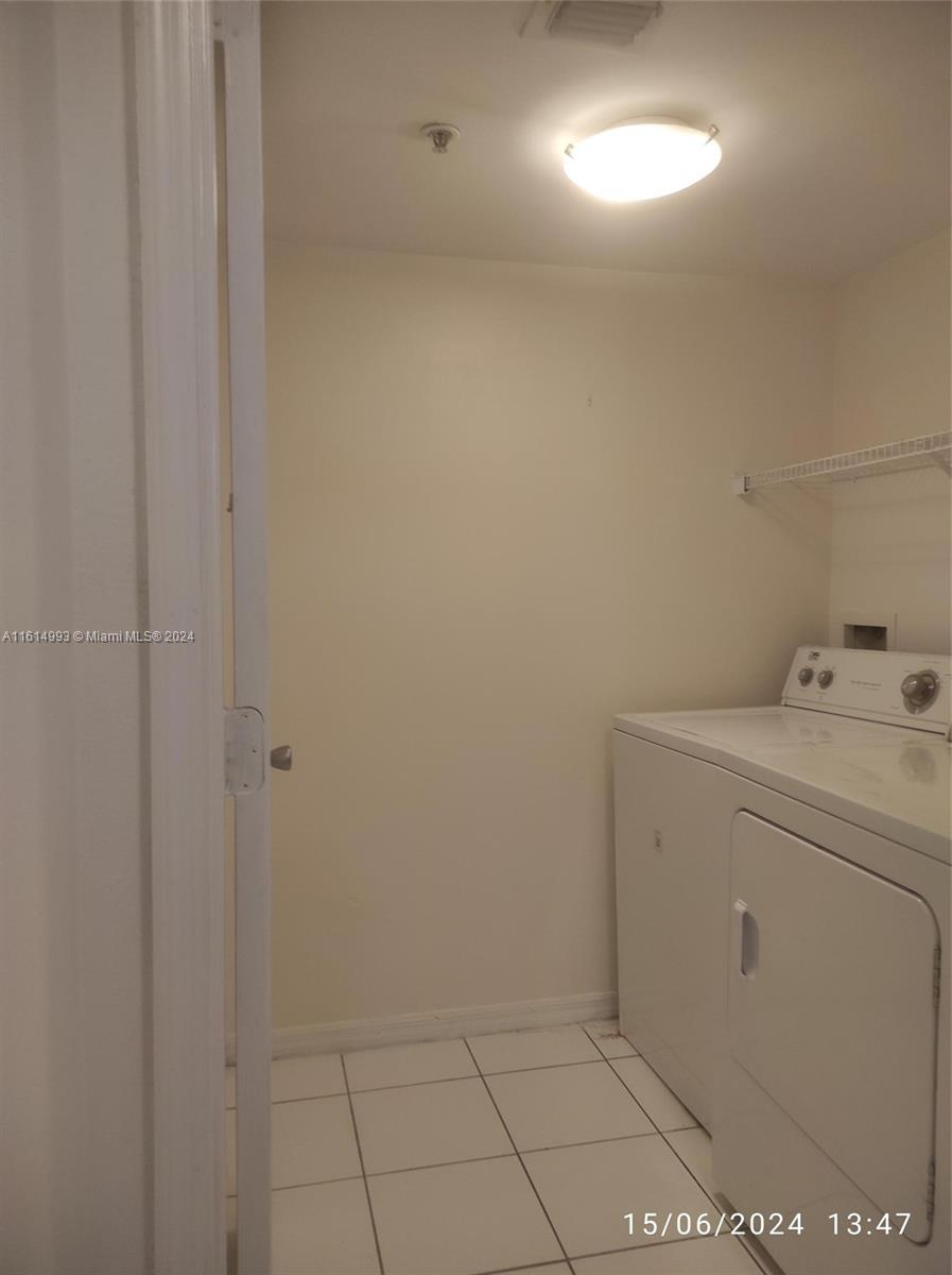 2433 Centergate Dr # 305