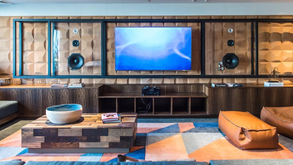 121 NE 34th St # 2914