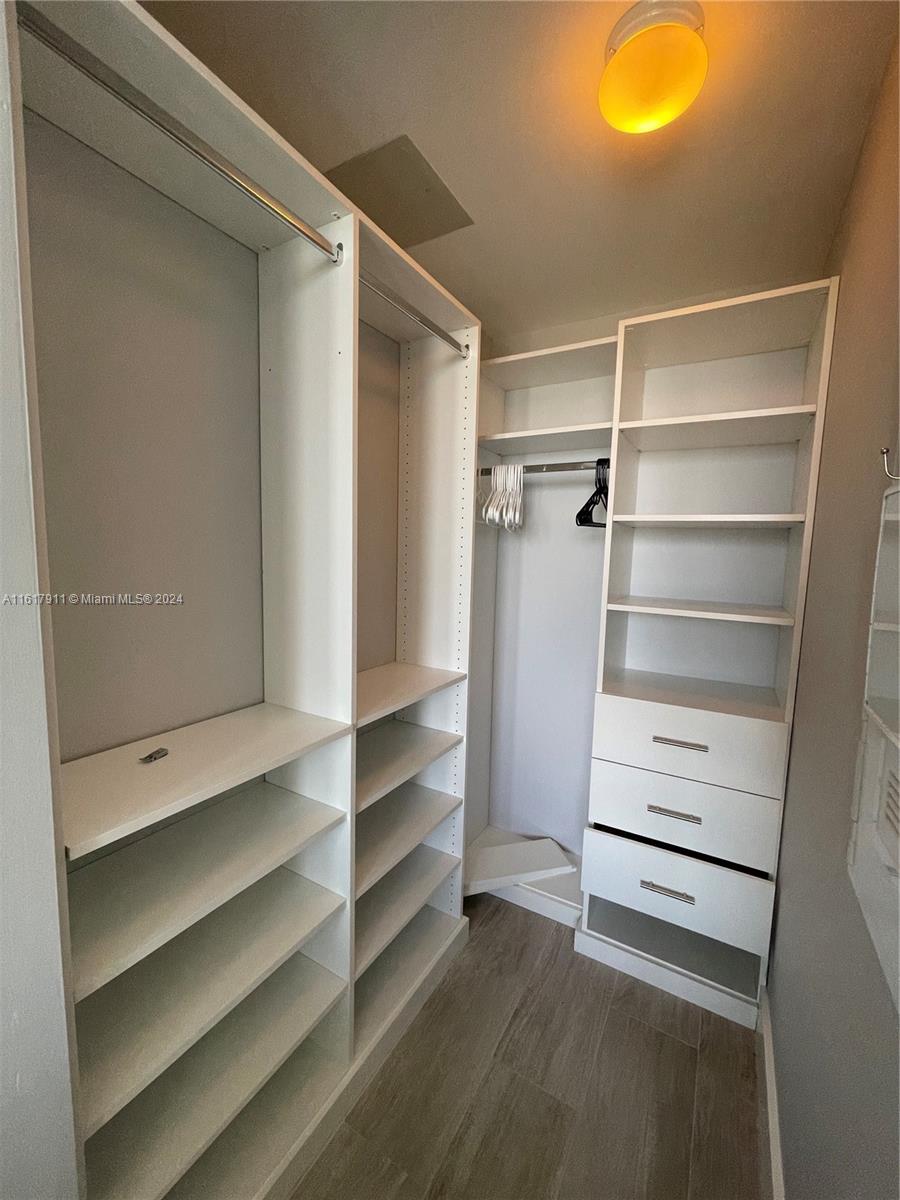 121 NE 34th St # 2914