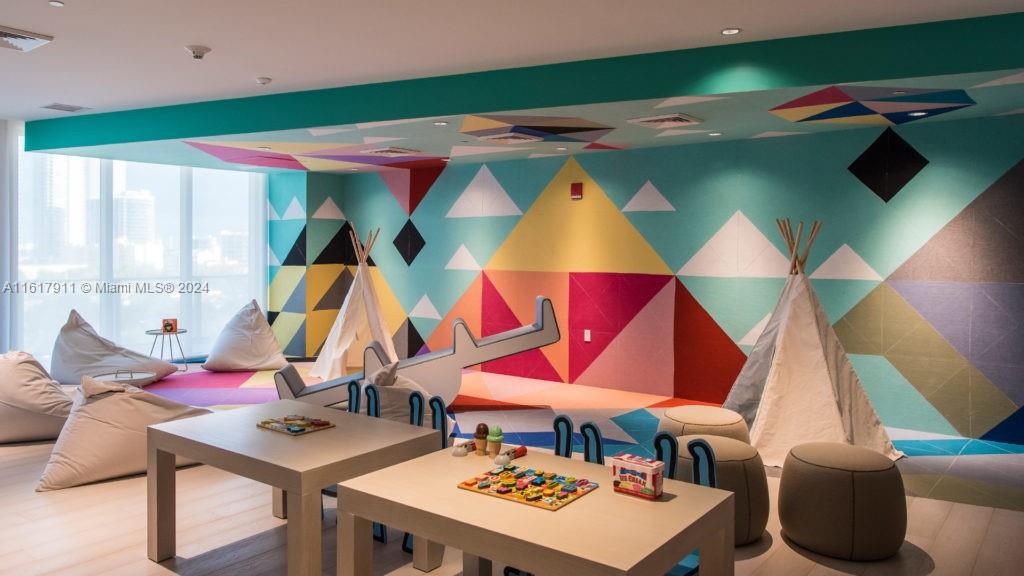 121 NE 34th St # 2914