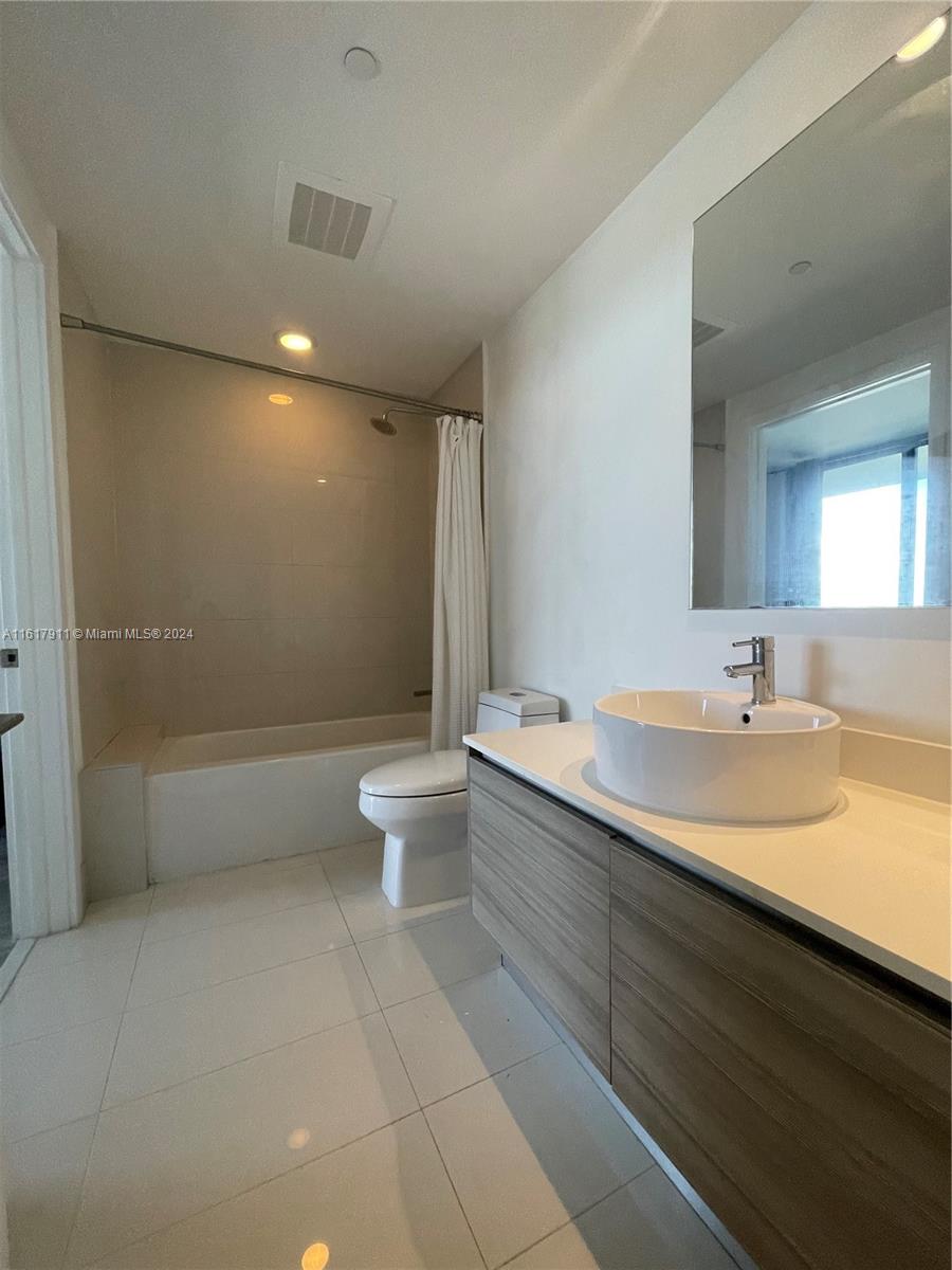 121 NE 34th St # 2914