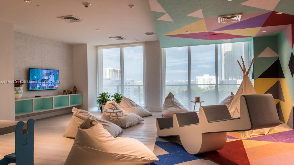 121 NE 34th St # 2914