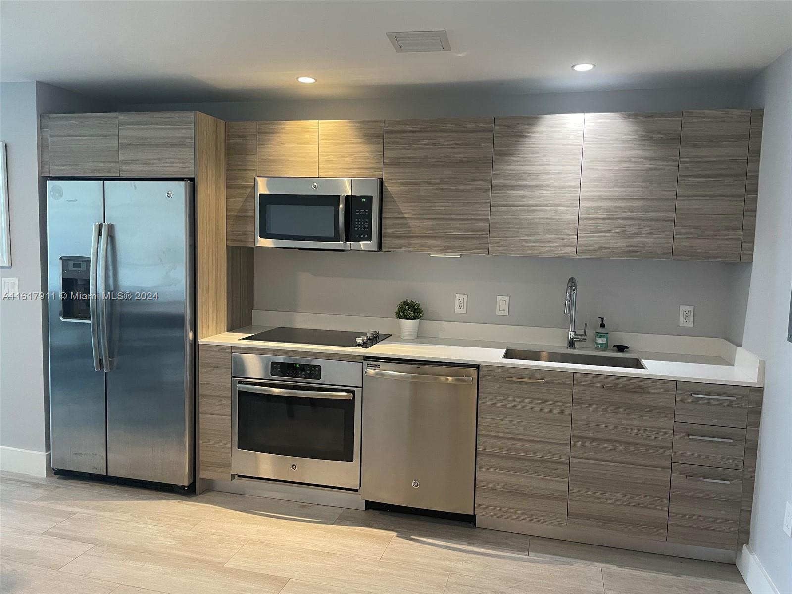 121 NE 34th St # 2914