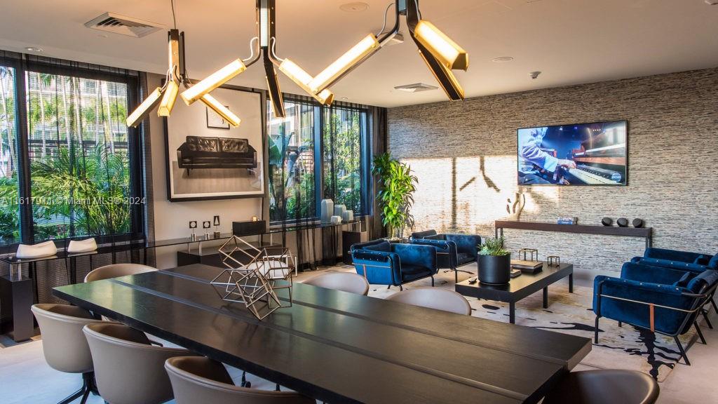 121 NE 34th St # 2914