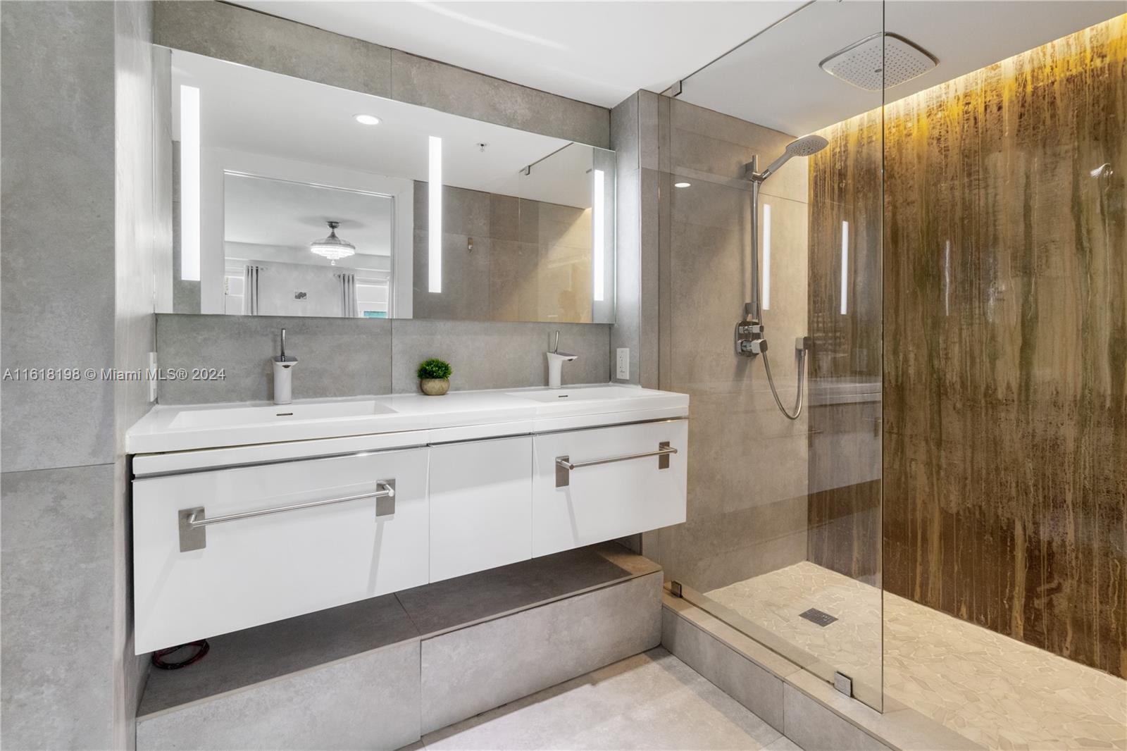 1700 Meridian Ave Unit: TH101