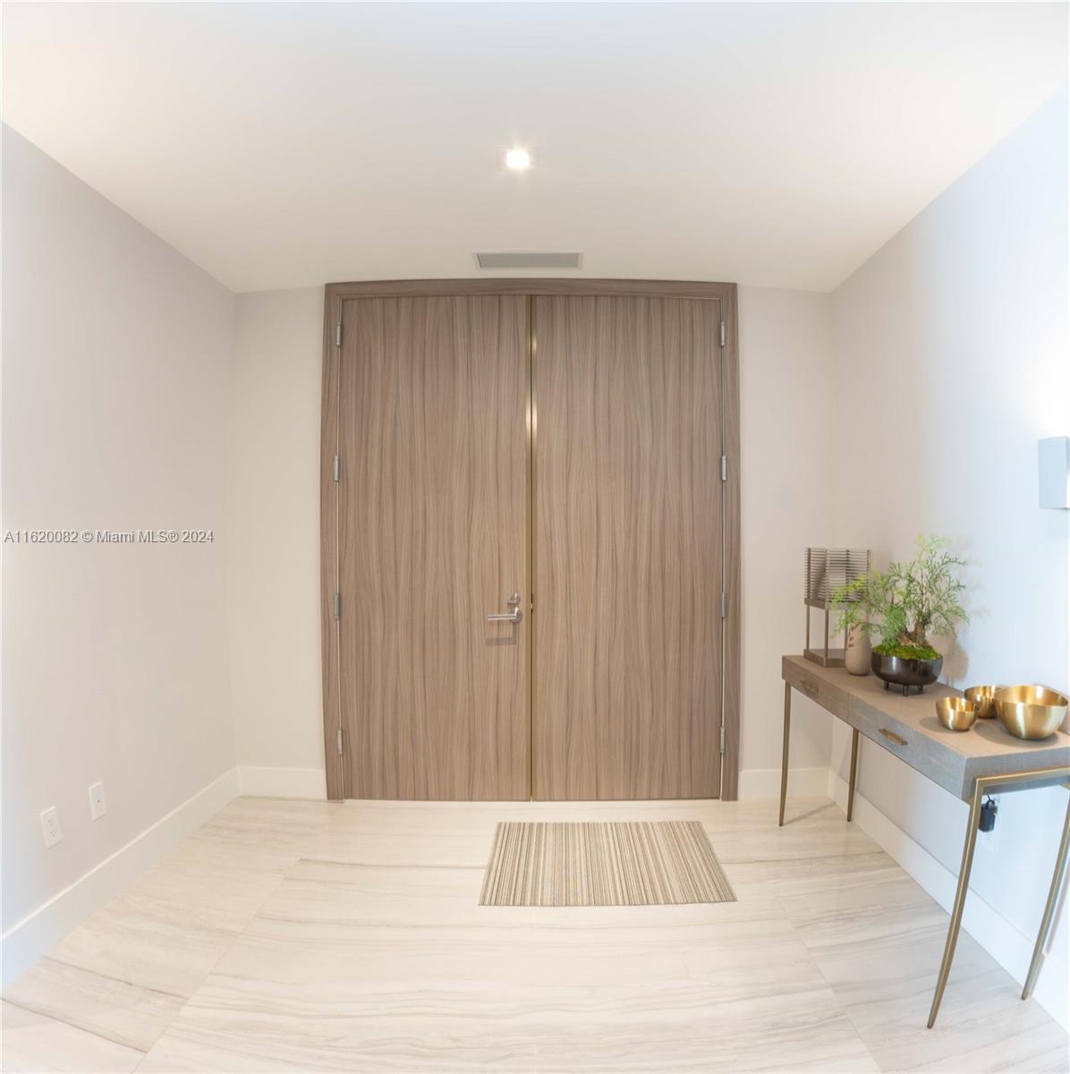 18975 Collins Ave # 2701