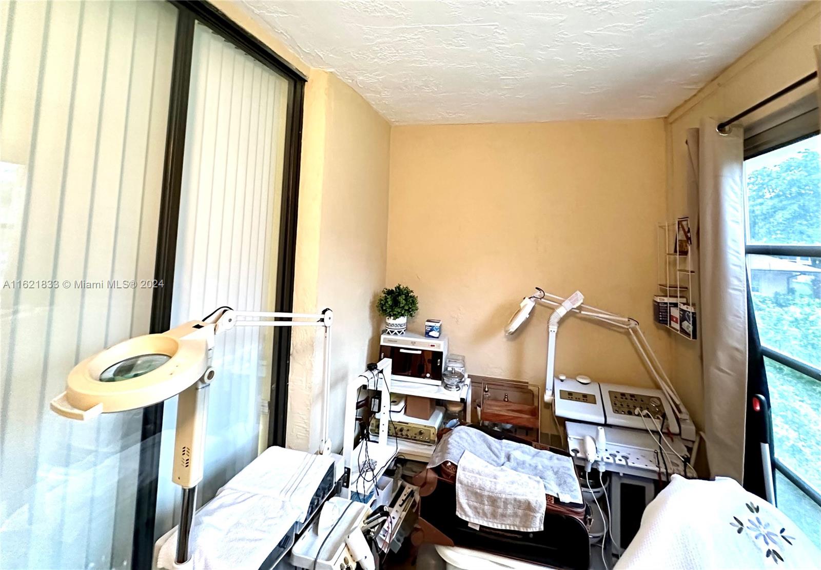 2831 Somerset Dr # 206