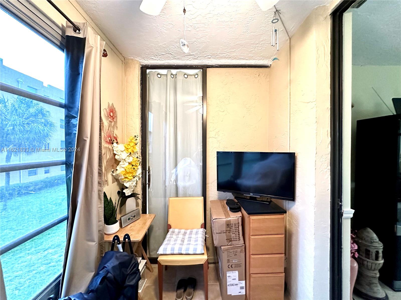 2831 Somerset Dr # 206