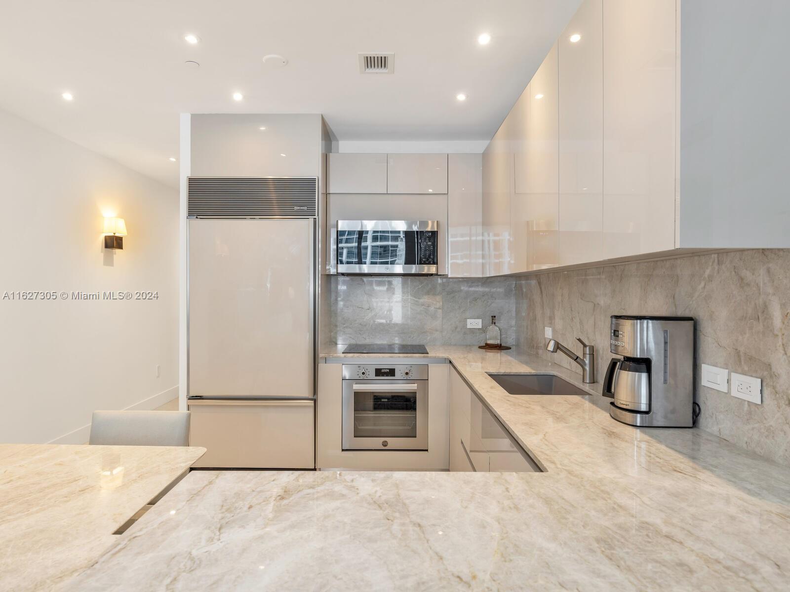 6799 Collins Ave # 501