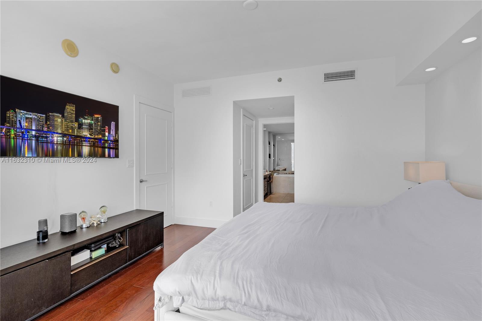 495 Brickell Ave # 5405