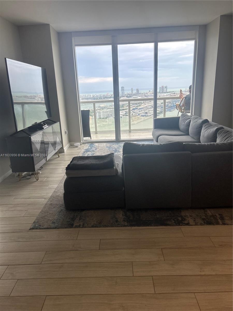 50 Biscayne Blvd # 4706