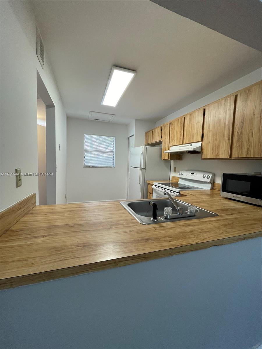 925 NE 209th St # 28 Unit: 202-28