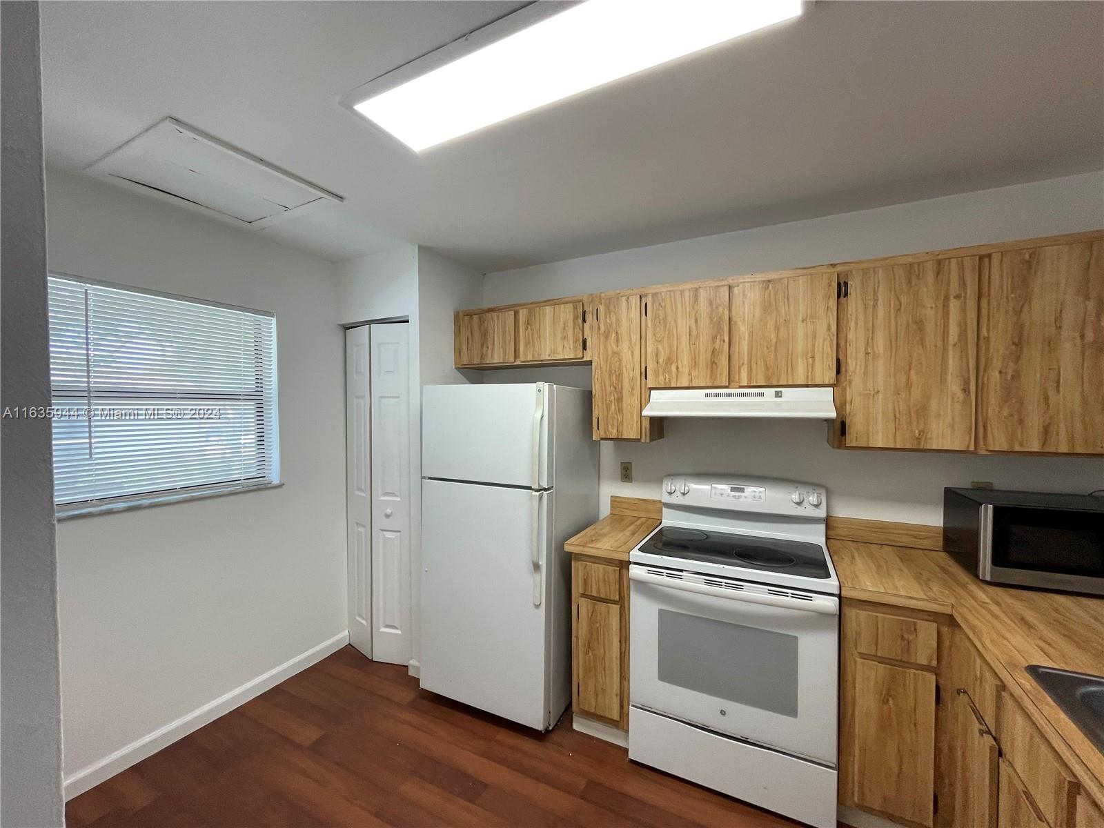 925 NE 209th St # 28 Unit: 202-28