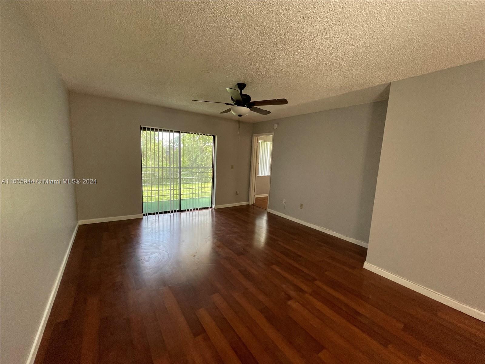 925 NE 209th St # 28 Unit: 202-28