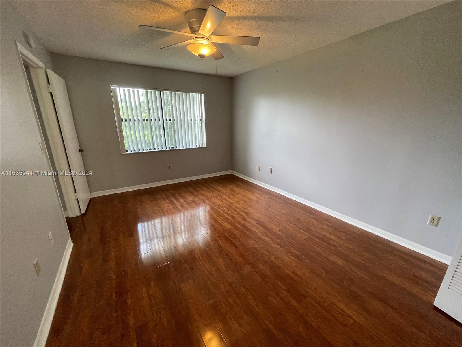 925 NE 209th St # 28 Unit: 202-28