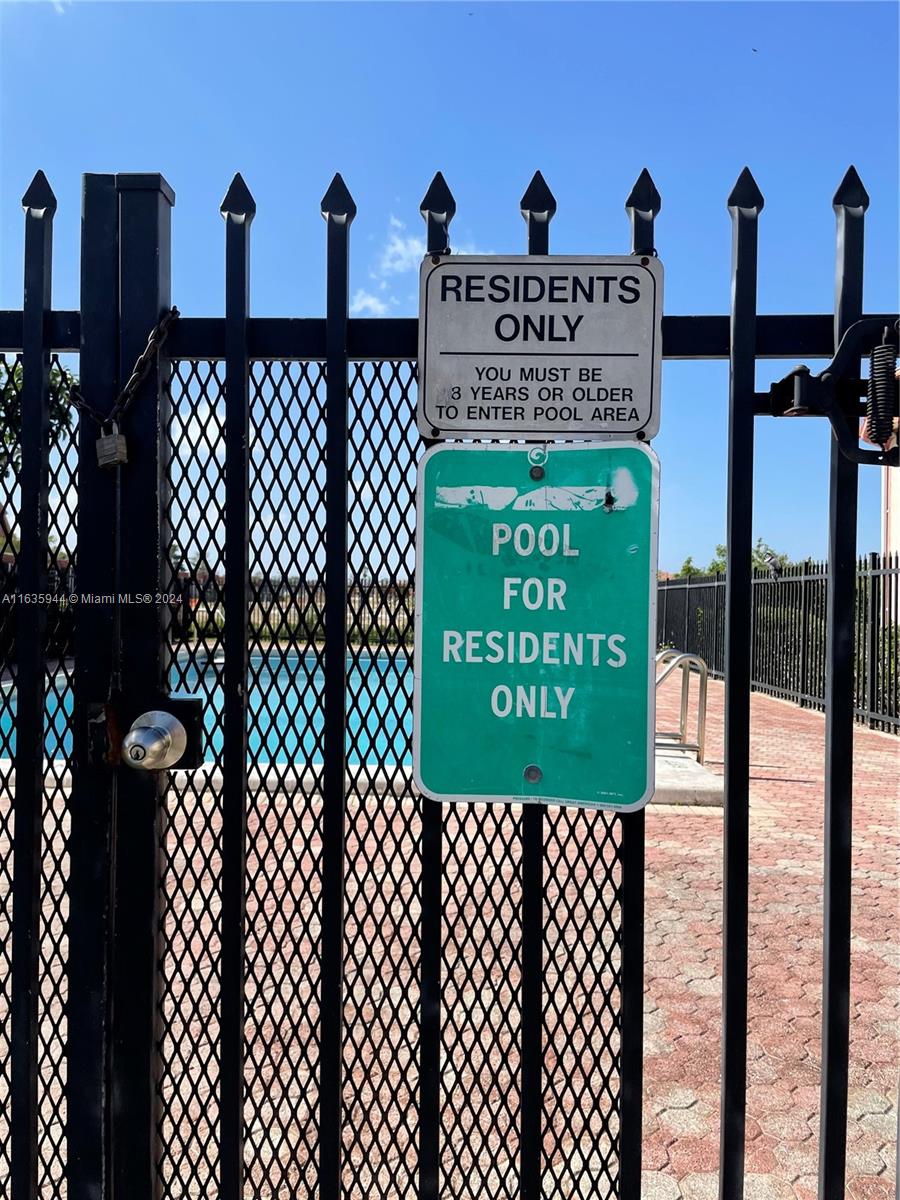 925 NE 209th St # 28 Unit: 202-28