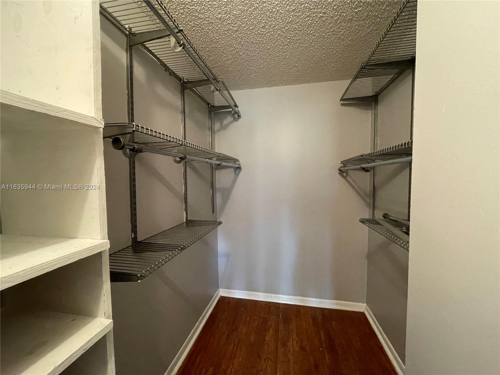 925 NE 209th St # 28 Unit: 202-28