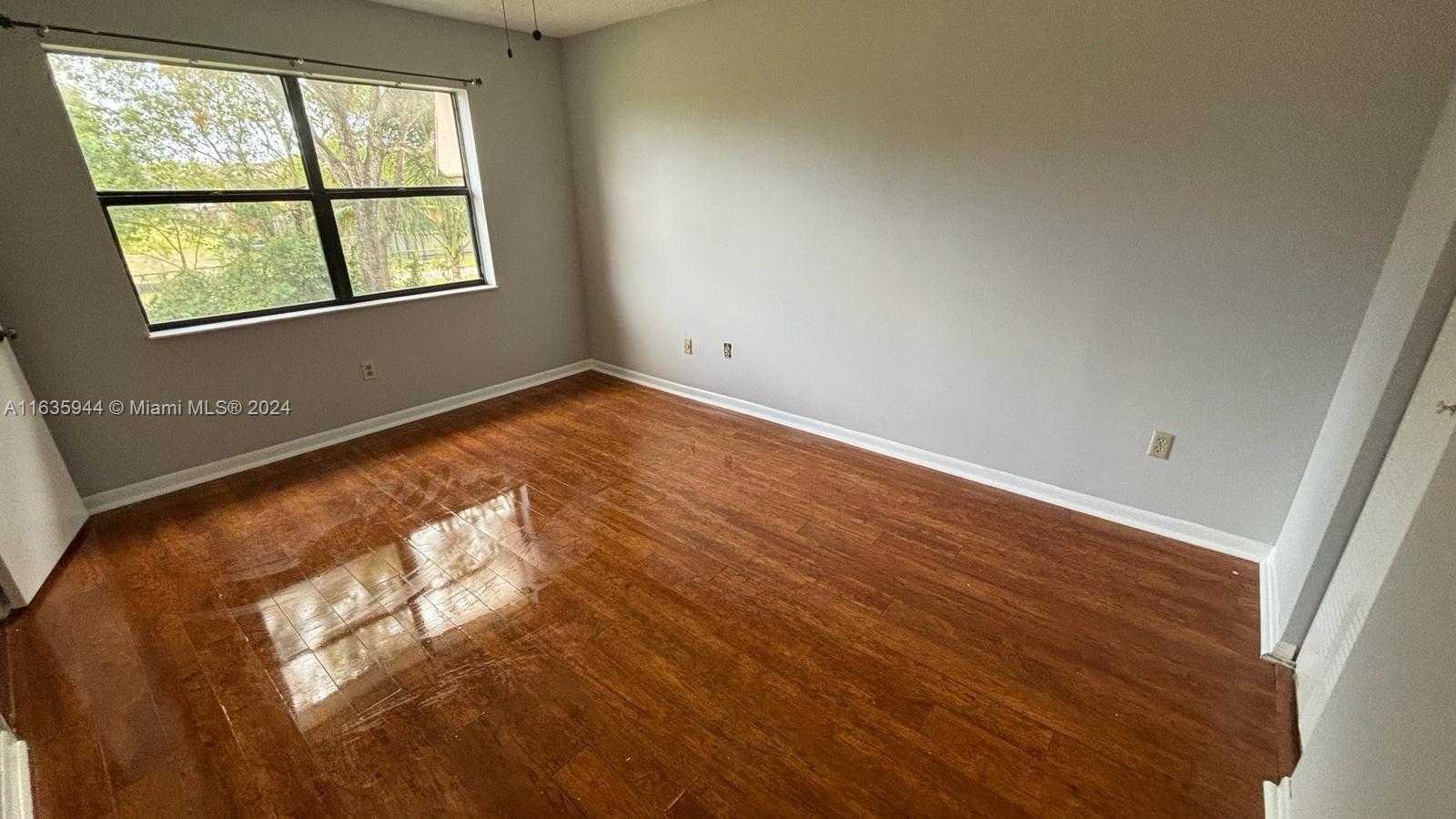 925 NE 209th St # 28 Unit: 202-28