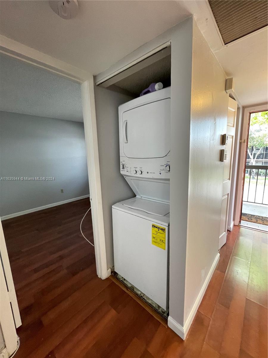 925 NE 209th St # 28 Unit: 202-28