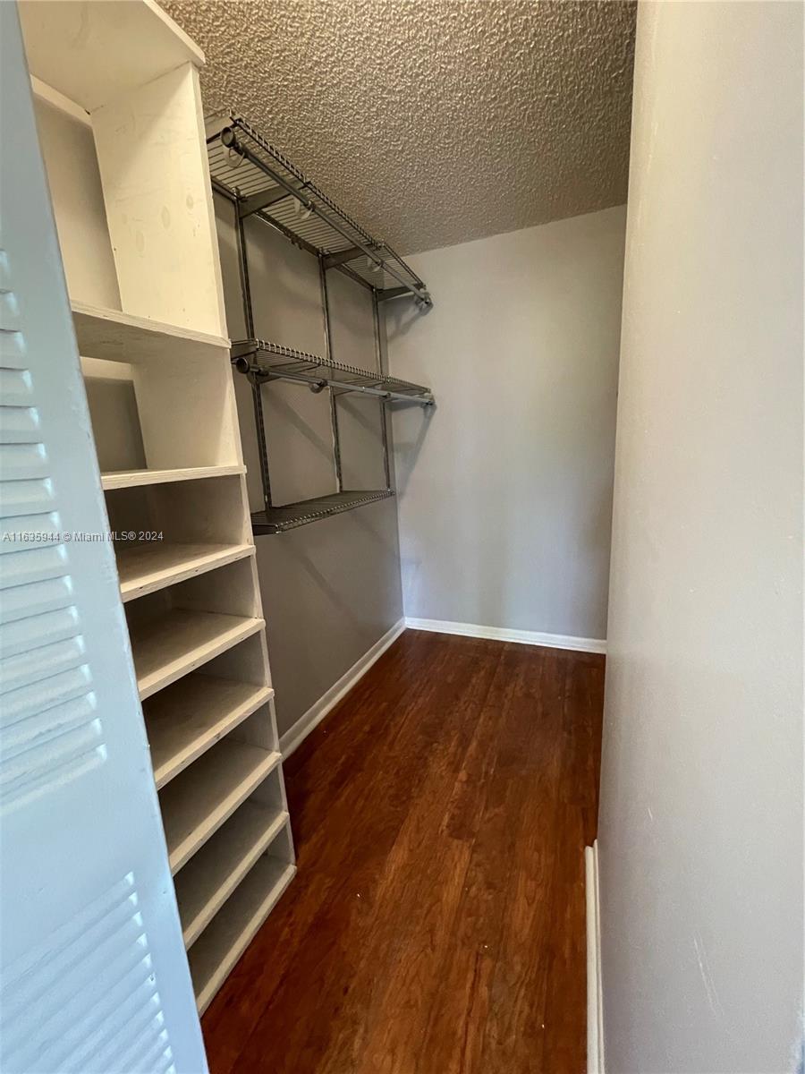 925 NE 209th St # 28 Unit: 202-28