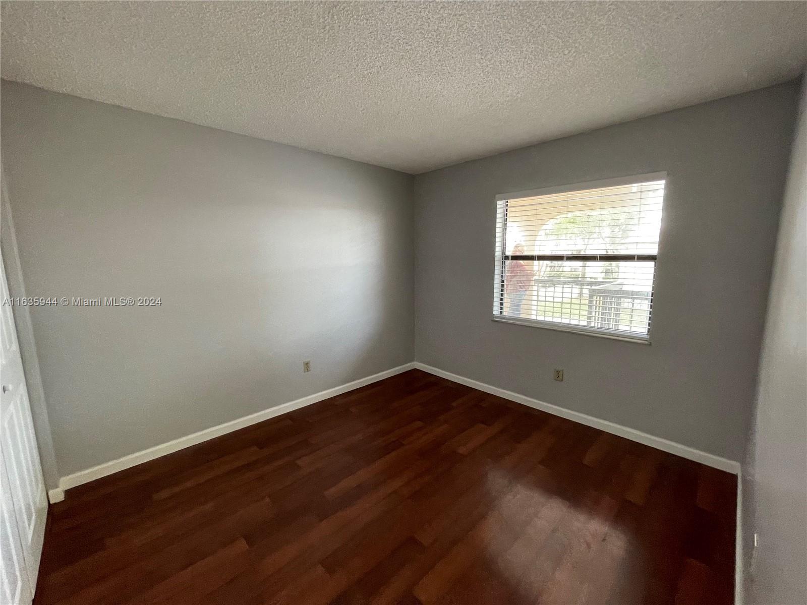 925 NE 209th St # 28 Unit: 202-28