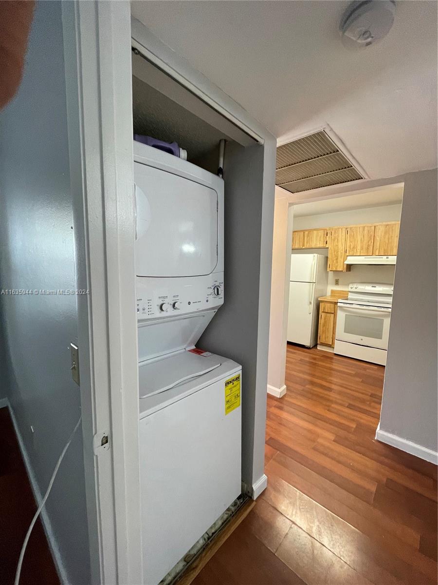 925 NE 209th St # 28 Unit: 202-28