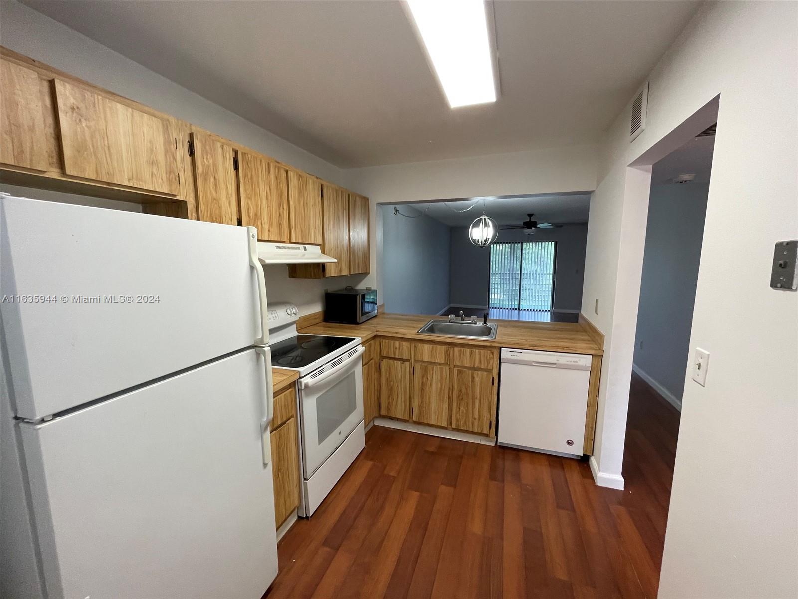 925 NE 209th St # 28 Unit: 202-28