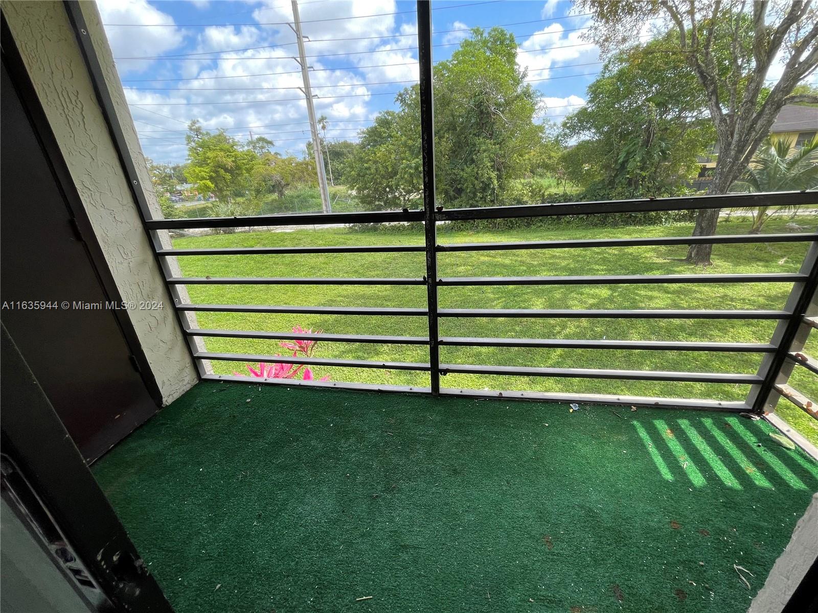 925 NE 209th St # 28 Unit: 202-28